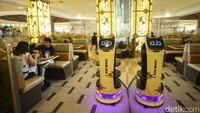 Uniknya terdapat robot yang akan mengantarkan makanan ke setiap meja pengunjung.