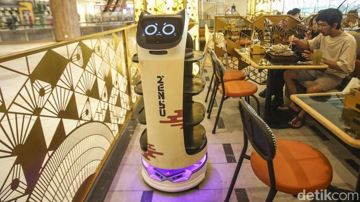 Asyiknya Makan Diantar Robot di Zenbu Tanjung Duren Robot Bella mengantar pesanan di Zenbu Aeon Tanjung Barat, Jakarta, Sabtu (20/5/2023).