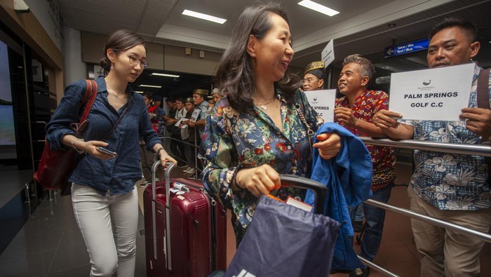 Penumpang pesawat maskapai penerbangan Jeju Air dari Korea Selatan tiba di Bandara Internasional Hang Nadim, Batam, Kepulauan Riau, Sabtu (20/5/2023). PT Bandara Internasional Batam (BIB) Hang Nadim membuka layanan penerbangan carter perdana rute Korea Selatan-Batam-Korea Selatan menggunakan maskapai Jeju Air untuk memperluas konektivitas yang ditargetkan mampu meningkatkan sektor pariwisata dan perekonomian serta menjadikan Batam sebagai Hub udara Indonesia bagian barat. ANTARA FOTO/Teguh Prihatna/aww.