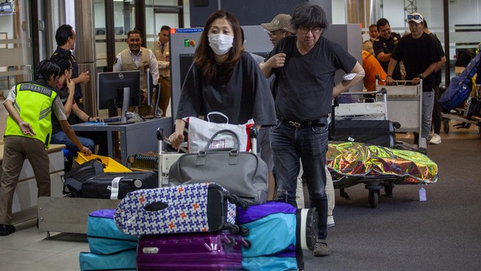 Penumpang pesawat maskapai penerbangan Jeju Air dari Korea Selatan tiba di Bandara Internasional Hang Nadim, Batam, Kepulauan Riau, Sabtu (20/5/2023). PT Bandara Internasional Batam (BIB) Hang Nadim membuka layanan penerbangan carter perdana rute Korea Selatan-Batam-Korea Selatan menggunakan maskapai Jeju Air untuk memperluas konektivitas yang ditargetkan mampu meningkatkan sektor pariwisata dan perekonomian serta menjadikan Batam sebagai Hub udara Indonesia bagian barat. ANTARA FOTO/Teguh Prihatna/aww.