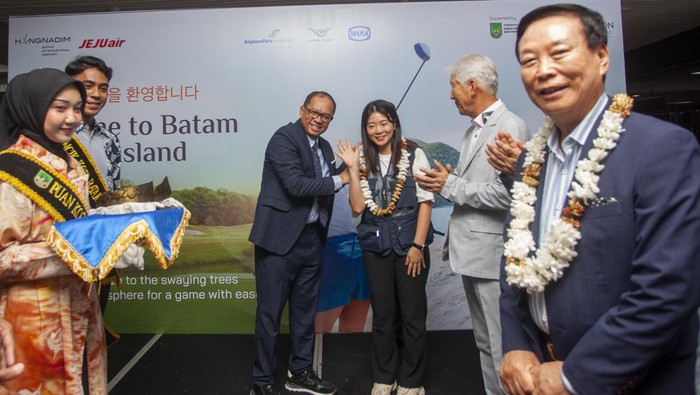 Bandara Batam Buka Penerbangan Langsung dari Korea Selatan Penumpang pesawat maskapai penerbangan Jeju Air dari Korea Selatan tiba di Bandara Internasional Hang Nadim, Batam, Kepulauan Riau, Sabtu (20/5/2023). PT Bandara Internasional Batam (BIB) Hang Nadim membuka layanan penerbangan carter perdana rute Korea Selatan-Batam-Korea Selatan menggunakan maskapai Jeju Air untuk memperluas konektivitas yang ditargetkan mampu meningkatkan sektor pariwisata dan perekonomian serta menjadikan Batam sebagai Hub udara Indonesia bagian barat. ANTARA FOTO/Teguh Prihatna/aww.