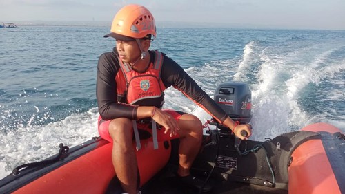 Basarnas mencari satu wisatawan yang hanyut terseret ombak di Pantai Petitenget, Kerobokan Kelod, Kuta Utara, Badung.