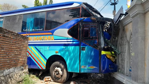 Bus Mitra Titian Nusantara rute Sumbawa-Jakarta menabrak dua mobil dan tembok masjid di Kota Mataram. Diduga karena rem blong.