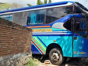 Bus Tabrak 2 Mobil dan Masjid, Diduga Rem Blong