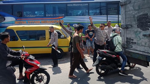 Bus Mitra Titian Nusantara rute Sumbawa-Jakarta diduga mengalami rem blong menabrak dua mobil, dua motor, dan tembok masjid.