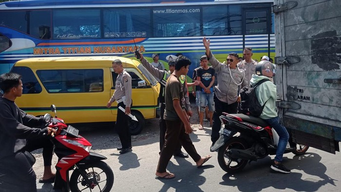 Bus Mitra Titian Nusantara rute Sumbawa-Jakarta diduga mengalami rem blong menabrak dua mobil, dua motor, dan tembok masjid.