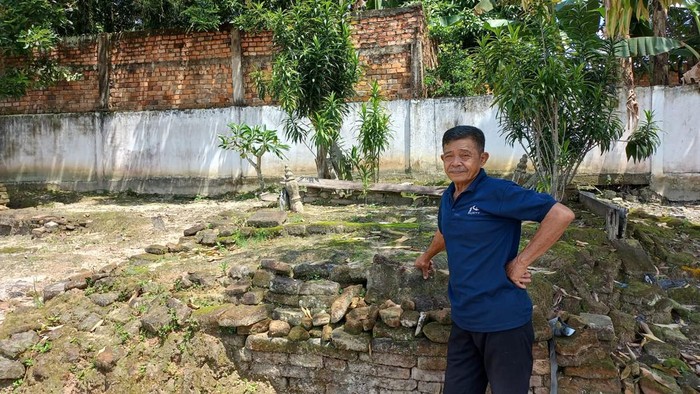 Penjaga Candi Solok Sipin di Jambi memperlihatkan situs Candi Solok Sipin. Foto: Dimas/detikcom