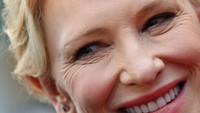 Penampilan Cate Blanchett tetap memesona meski ada kerutan di wajahnya. Foto: AFP via Getty Images/PATRICIA DE MELO MOREIRA