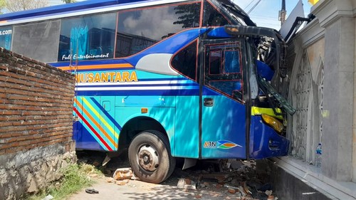 Delapan orang luka-luka dalam kecelakaan Bus Mitra Titian Nusantara yang menabrak dua mobil, dua motor, dan tembok masjid.