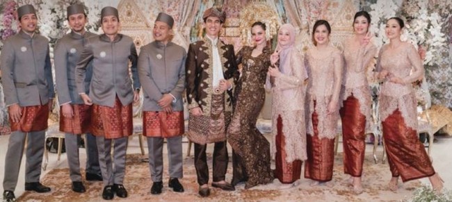 Suntiang dan kain dekorasi untuk pelaminan datang dari koleksi Elly Kasim. Foto: instagram Hesti Purwadinata