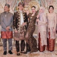 Suntiang dan kain dekorasi untuk pelaminan datang dari koleksi Elly Kasim. Foto: instagram Hesti Purwadinata