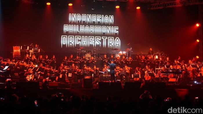 Konser Orkestra Dewa 19 di Surabaya hari pertama berlangsung megah dan meriah. Konser dibuka suara emas Ardhito Pramono dan ditutup Ari Lasso.