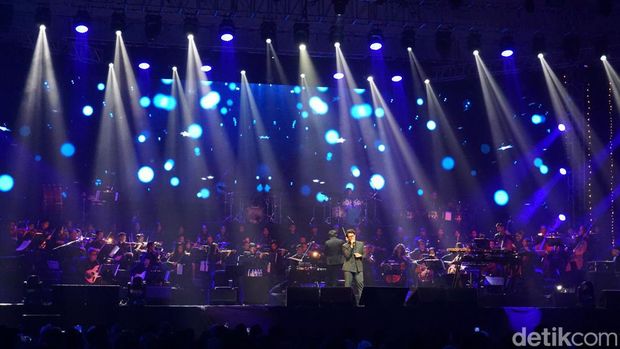 Konser Orkestra Dewa 19 di Surabaya hari pertama berlangsung megah dan meriah. Konser dibuka suara emas Ardhito Pramono dan ditutup Ari Lasso.