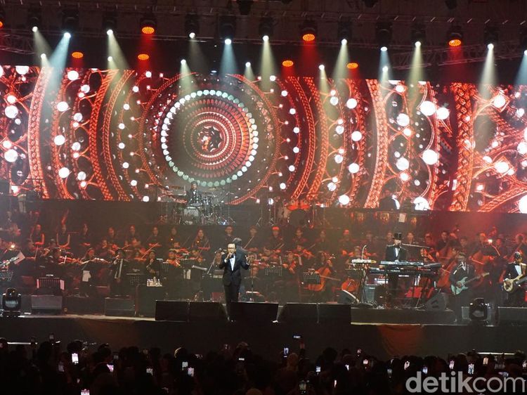 Megahnya Konser Orkestra Dewa 19 di Surabaya pada Hari Pertama