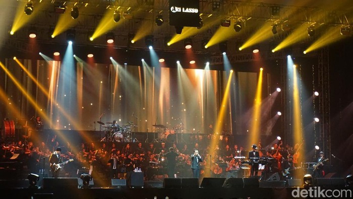 Konser Orkestra Dewa 19 di Surabaya hari pertama berlangsung megah dan meriah. Konser dibuka suara emas Ardhito Pramono dan ditutup Ari Lasso.