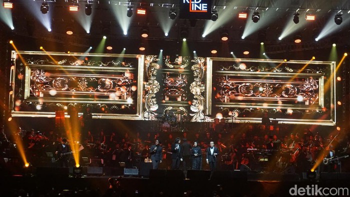 Konser Orkestra Dewa 19 di Surabaya hari pertama berlangsung megah dan meriah. Konser dibuka suara emas Ardhito Pramono dan ditutup Ari Lasso.