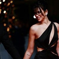 Kabar kedekatan Dua Lipa dan Romain pertama kali berhembus pada Februari 2023. Kala itu mereka kepergok pergi ke pesta berdua di London, Inggris. Beberapa hari setelahnya, dua sejoli itu terlihat bergandengan tangan di Paris Fashion Week. Foto: Stephane Cardinale/Corbis via Getty Images