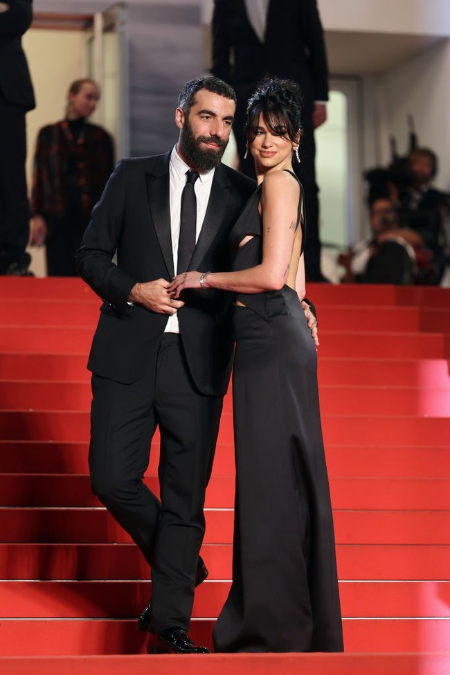 Dua Lipa dan Romain Gavras yang seorang sutradara asal Prancis hadir di Cannes Film Festival 2023, Jumat (19/5/2023). Ini pertamakalinya mereka tampil bersama di acara resmi. Foto: Stephane Cardinale/Corbis via Getty Images