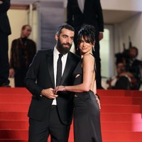 Dua Lipa dan Romain Gavras yang seorang sutradara asal Prancis hadir di Cannes Film Festival 2023, Jumat (19/5/2023). Ini pertamakalinya mereka tampil bersama di acara resmi. Foto: Stephane Cardinale/Corbis via Getty Images