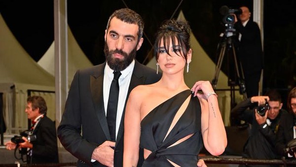 Foto: Dua Lipa Perdana Pamer Pacar Baru di Red Carpet, Beda usia 14 Tahun