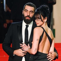 Serasi dengan sang kekasih, Romain Gavras juga memakai busana hitam berupa setelan jas yang dipadukan dengan kemeja putih. Foto: Stephane Cardinale/Corbis via Getty Images