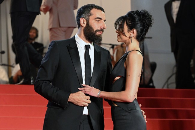 Baik Dua Lipa maupun Romain Gavras tak sungkan memperlihatkan kemesraan di hadapan kamera. Foto: Stephane Cardinale/Corbis via Getty Images