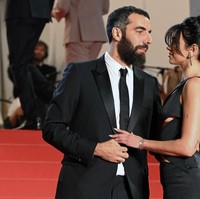 Baik Dua Lipa maupun Romain Gavras tak sungkan memperlihatkan kemesraan di hadapan kamera. Foto: Stephane Cardinale/Corbis via Getty Images