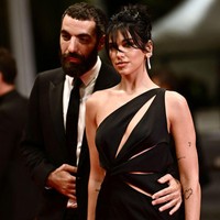 Romain Gavras dan Dua Lipa terpaut usia 14 tahun. Sang sutradara berusia 41 tahun, sementara Dua Lipa 27 tahun. Foto: Stephane Cardinale/Corbis via Getty Images