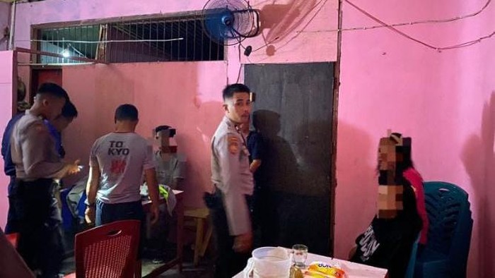 Dua wanita muncikari berinisial YI (21) dan CS (20) di Kota Gorontalo, Gorontalo ditangkap usai Jajakan 5 Anak di Bawah Umur ke Pria Hidung Belang.