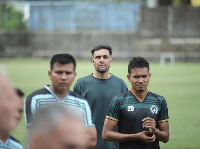 Eks Arema FC, Gustavo Fabián López (belakang), menjadi manajer PSS Sleman. Foto diunggah Sabtu (20/5/2023).