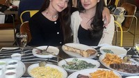 Momen lain Enzy makan bersama sahabatnya di sebuah restoran. Mereka menikmati steak, kentang goreng, dan sayuran. Foto: Instagram @enzystoria