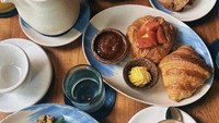 Foto makanan dari restoran Potato Head yang dibagikan oleh Enzy ini tampak menggugah selera. Ia terlihat memesan nasi goreng, egg bennedict, aneka pastry, dan sosis. Foto: Instagram @enzystoria