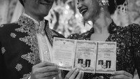 Pasangan ini telah menikah secara resmi. Momen bahagia Enzy dan Maulana saat memamerkan buku nikah juga dibagikan olehnya. Foto: Instagram @enzystoria