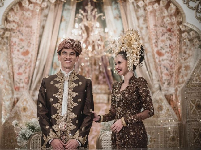 Keduanya menikah dengan adat Minangkabau. Enzy Storia mempercayakan busana pengantinnya kepada desainer kebaya Vera Anggraini. Foto: Instagram @enzystoria
