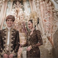 Keduanya menikah dengan adat Minangkabau. Enzy Storia mempercayakan busana pengantinnya kepada desainer kebaya Vera Anggraini. Foto: Instagram @enzystoria