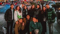 Molen, Diplomat yang bekerja di Washinton DC, menghampiri Enzy Storia di New York. Foto: Instagram dan YouTube