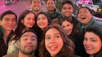Enzy Storia dan beberapa selebritas lainnya, termasuk Molen, saat berlibur di New York. Foto: Instagram dan YouTube