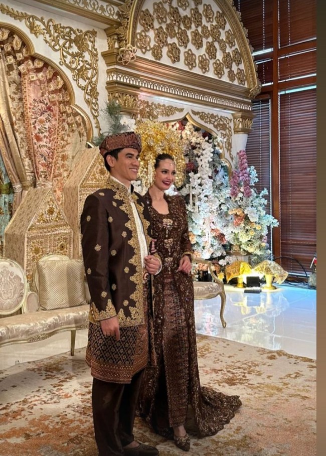 Mempelai pria, Maulana Kasetra atau yang akrab disapa Molen, juga memakai baju pengantin adat Minang yang dirancang khusus oleh desainer Didiet Maulana. Foto: Instagram