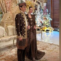 Mempelai pria, Maulana Kasetra atau yang akrab disapa Molen, juga memakai baju pengantin adat Minang yang dirancang khusus oleh desainer Didiet Maulana. Foto: Instagram