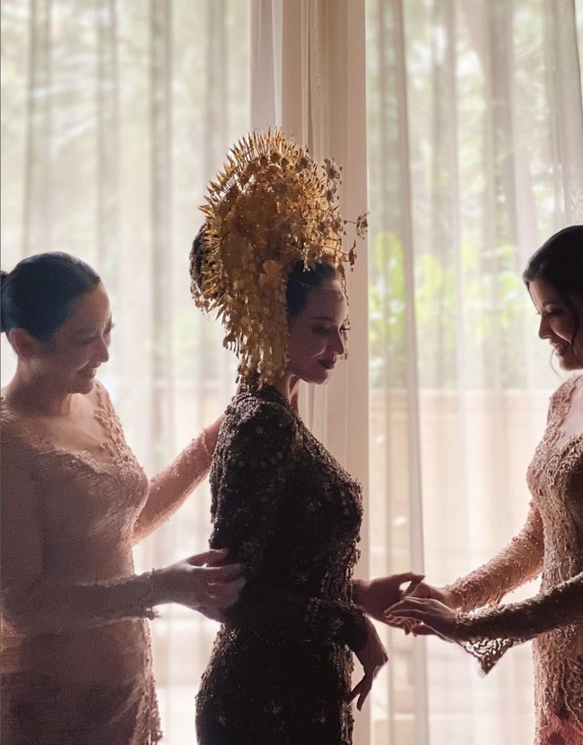 Enzy Storia jadi pengantin Minang dengan mengenakan suntiang warna emas. Penampilannya diperlengkap oleh aksesori yang juga berwarna keemasan seperti gelang dan anting. Foto: Instagram