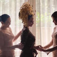 Enzy Storia jadi pengantin Minang dengan mengenakan suntiang warna emas. Penampilannya diperlengkap oleh aksesori yang juga berwarna keemasan seperti gelang dan anting. Foto: Instagram