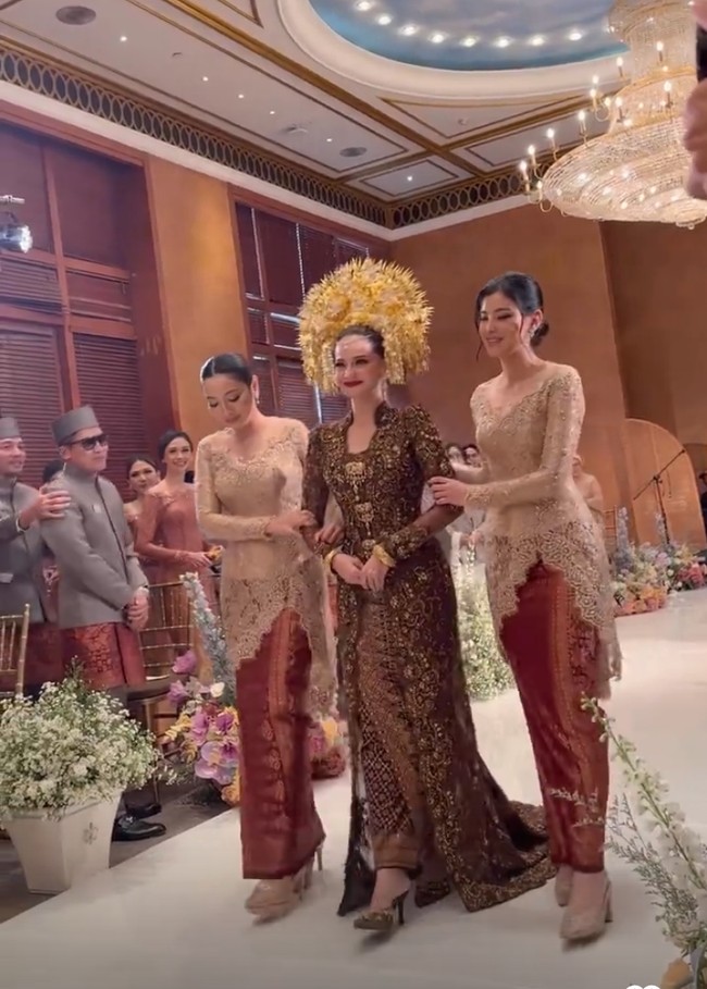 Wajah cantik Enzy Storia makin mempesona dengan makeup bernuansa cokelat dan pulasan lipstik merah di bibir. Riasannya ini hasil karya makeup artist Evalovira. Foto: Instagram