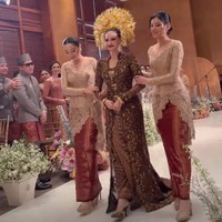 Wajah cantik Enzy Storia makin mempesona dengan makeup bernuansa cokelat dan pulasan lipstik merah di bibir. Riasannya ini hasil karya makeup artist Evalovira. Foto: Instagram