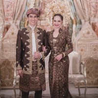 Saat akad nikah, Enzy Storia mengenakan kebaya modern warna cokelat yang dihiasi ribuan payet, kristal serta manik-manik, memberi kesan mewah. Kebaya dipadukan dengan kain songket berhias sulaman benang emas. Foto: Instagram