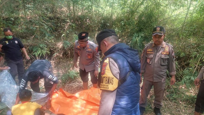 Evakuasi pemuda Garut yang dikabarkan hilang ditemukan tewas di Sungai Cikamiri.