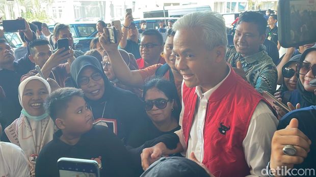 Ganjar Pranowo setibanya di Palembang (Silvia/detikcom).