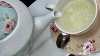 Teh chamomile (Rp 45.000) disajikan dalam teapot shabby chic yang bisa dinikmati untuk dua orang. Sayangnya, teh chamomile-nya hanya menggunakan satu kantong teh celup dan air seduhannya juga tak panas, jadi aroma chamomile tak keluar. Foto: detikFood/Yenny Mustika Sari