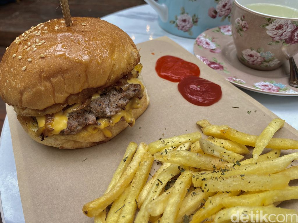 Golden Pine, kafe bernuansa Eropa di Orchid Forest Cikole Lembang