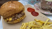 Double cheese burger (Rp 45.000) yang disajikan oleh Golden Pine cukup lezat. Patty-nya sangat terasa dagingnya, paduannya bersama keju dan tumisan bawang bombay membuat cita rasanya lebih nikmat. Foto: detikFood/Yenny Mustika Sari