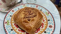 Quatro cheese (Rp 25.000), croissant dengan topping dan isian keju. Lapisan croissant ini tak begitu flaky dan tak berongga. Begitu juga dengan isian kejunya yang tak banyak. Foto: detikFood/Yenny Mustika Sari